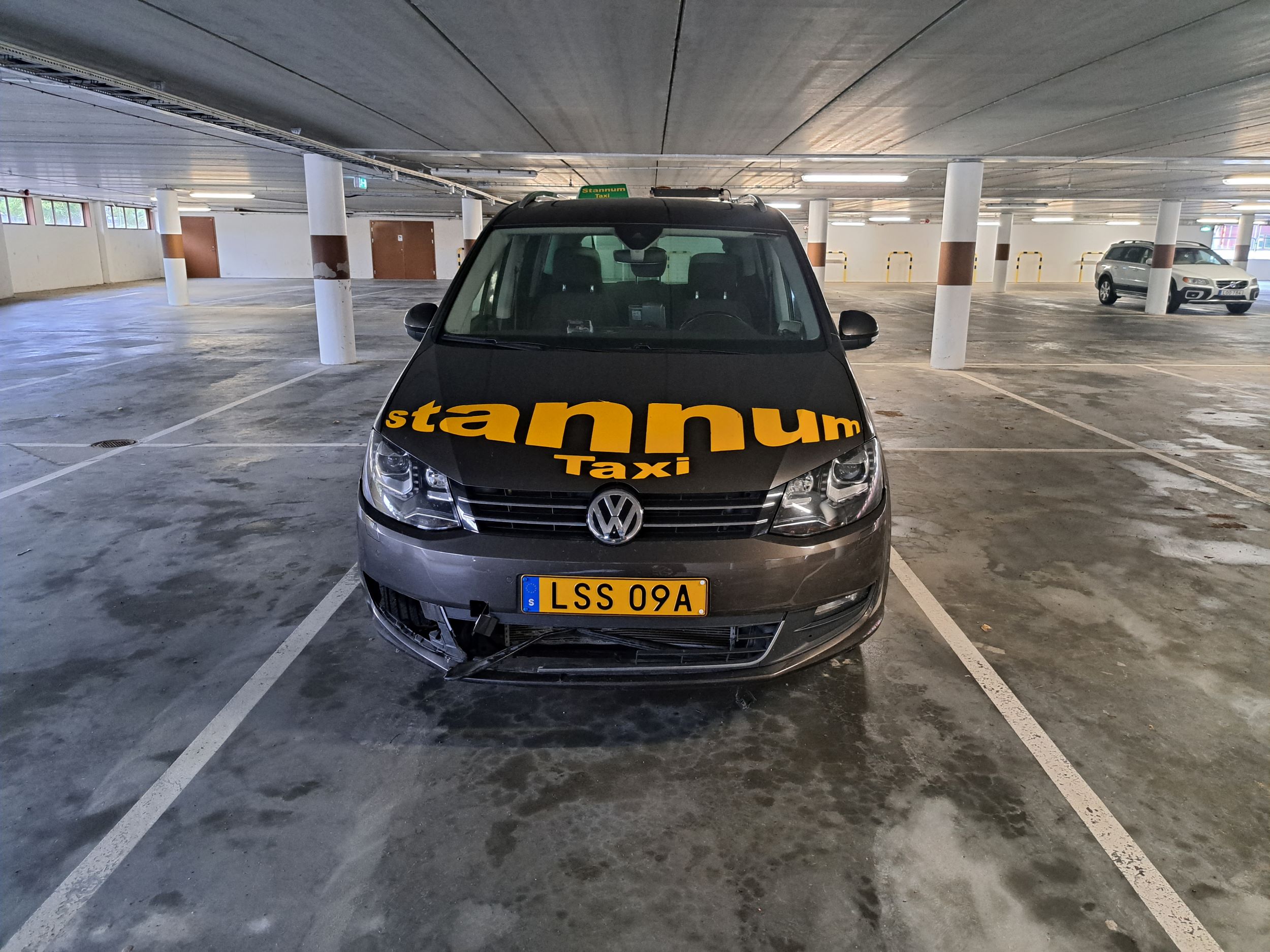 Stannum taxi bil i ett parkeringshus